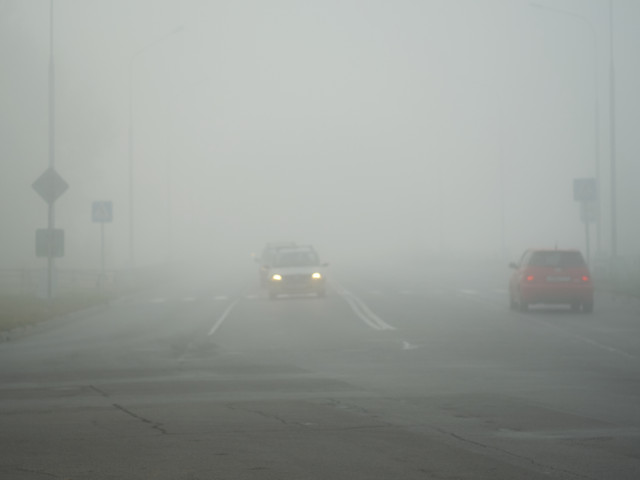 Na vozovkách to může klouzat, varují meteorologové. Hrozí i hustá mlha