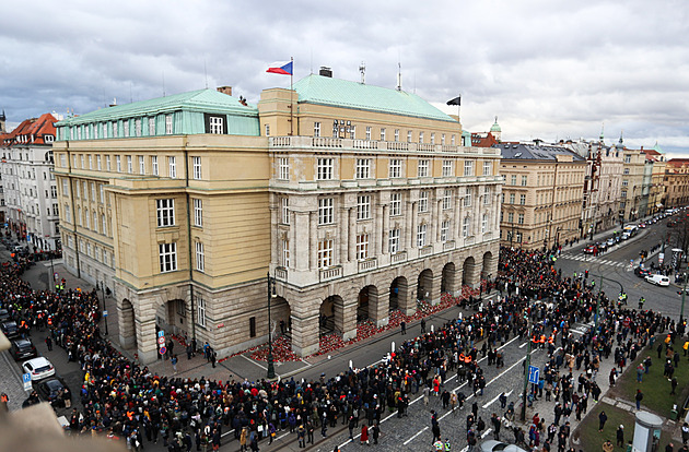 Dívku soudí za schvalování střelby v Praze a plánování vraždy spolužaček