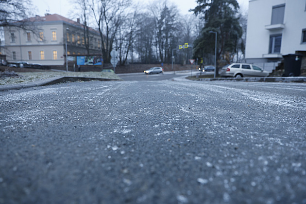 Mlhy a mrznoucí mrholení. Meteorologové varují před vznikem námrazy