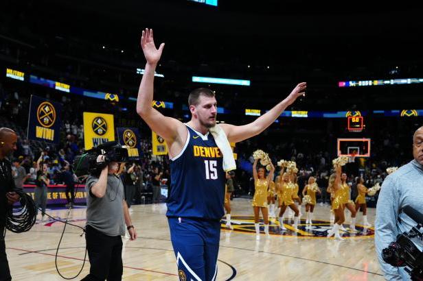 

Jokič řídil výhru Denveru nad Dallasem, Curry pokořil Oklahomu

