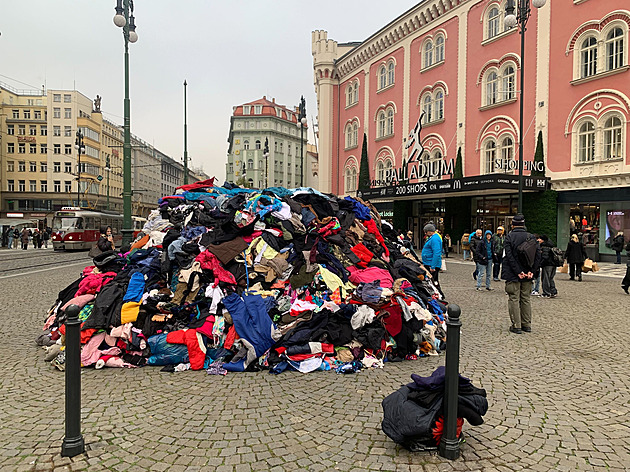 Odpad, nebo pomoc potřebným? V centru Prahy se objevila hromada oblečení