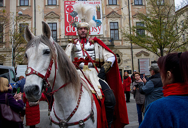 Svatomartinský košt v Brně přilákal i cizince, vína dovezl herec na bílém koni