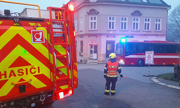 V Jablonci z poškozeného potrubí unikal plyn, hasiči evakuovali desítky lidí