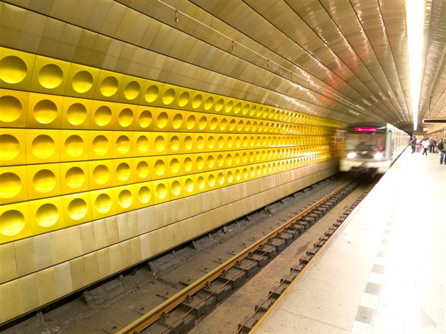 Metro A mezi Dejvickou a Náměstím Míru nejede. Tunel prohledává policie