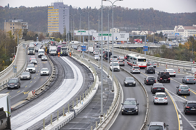 Povrchy, svodidla a je to. Miliardová oprava Barrandovského mostu po dvou letech končí