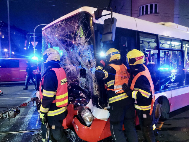 V Praze se srazil autobus s tramvají, několik lidé se zranilo