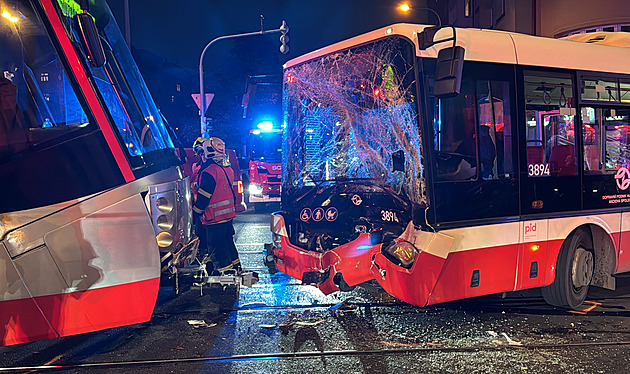 V pražské Libni se srazil autobus s tramvají, zranilo se pět lidí