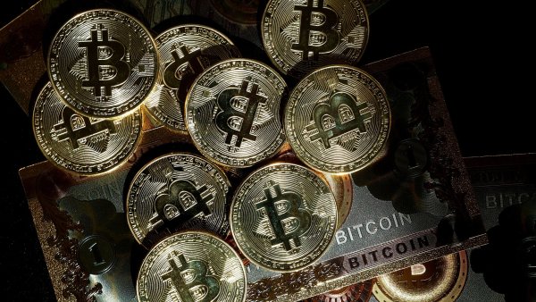 Bitcoin poprvé překročil hranici 90 tisíc dolarů