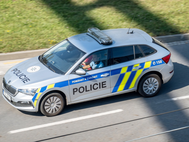 Muž vyhrožoval střelbou na pražské škole. Policie ho dopadla