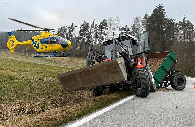 Muže přejel jeho vlastní traktor, když zastavil kvůli poruše. Je vážně zraněný