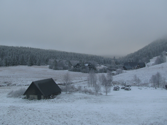 První poprašek rychle roztál. Meteorologové však nevylučují výraznější sněžení