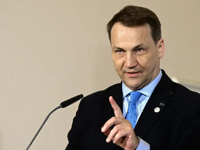 Sikorski v živém přenosu opustil studio. Namíchla ho poznámka k původu jeho ženy