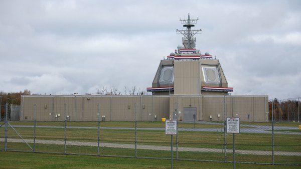 USA otevírají raketovou základnu v Polsku, Evropa zatím hledá peníze aspoň na silnice