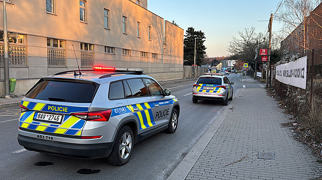 Vyhrožoval sebevraždou a výbušninami. Po evakuaci domu našla policie makety