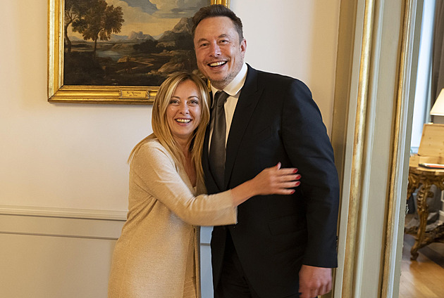 Meloniová válčí se soudy o převozy migrantů. Musk přispěchal se zastáním