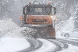 Na horských silnicích v Krkonoších na Semilsku je zledovatělá vrstva sněhu. Během dne bude sněžit