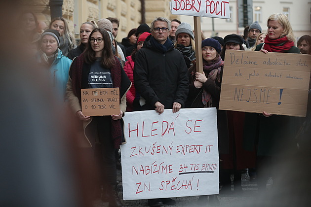 Neuživím rodinu. Za vyšší platy stávkovali pracovníci Blažkova rezortu