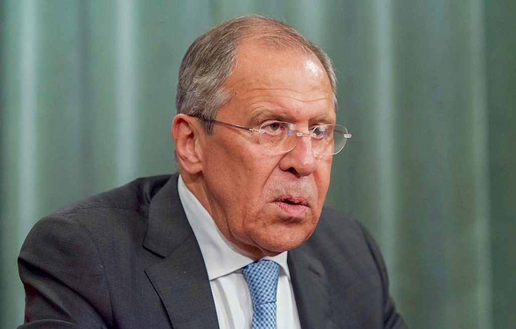 Nikde mi nechtějí natankovat letadlo, je to otravné, stěžuje si Lavrov. O pravých důvodech mlčí