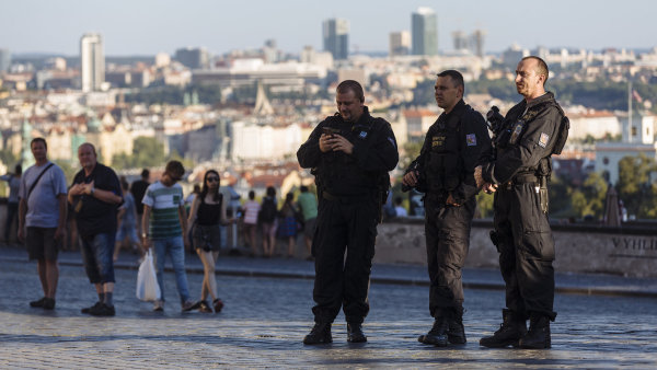 Policistům se zvednou platy z přebytků jejich sociálky. Rezervy ale nemusí stačit