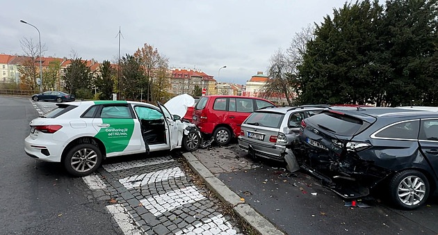 Řidič sdíleným autem naboural na Strahově dalších osm vozů. Od nehody utekl