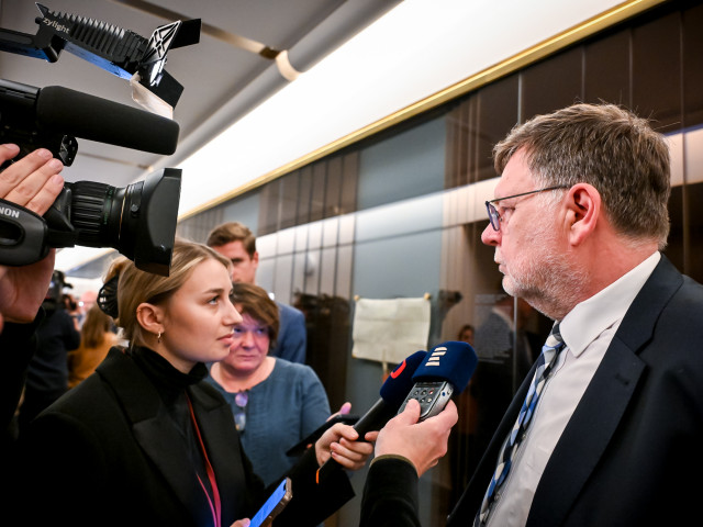 „Rozpočet stojí na hliněných nohou.“ Klíčové hlasování vláda pojme jako test důvěry