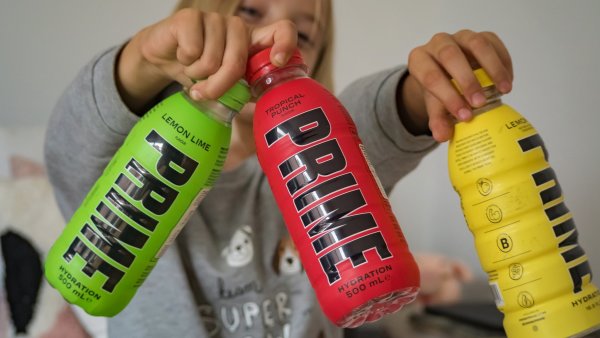 Zákaz prodeje energy drinků dětem má souhlas vlády