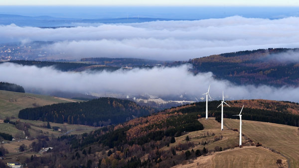 Česko může mohutně investovat do železnice a obnovitelných energií. Komise schválila výplatu desítek miliard