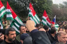 Demonstranti v Abcházii obsadili sídla moci, „prezident“ odstoupit odmítá