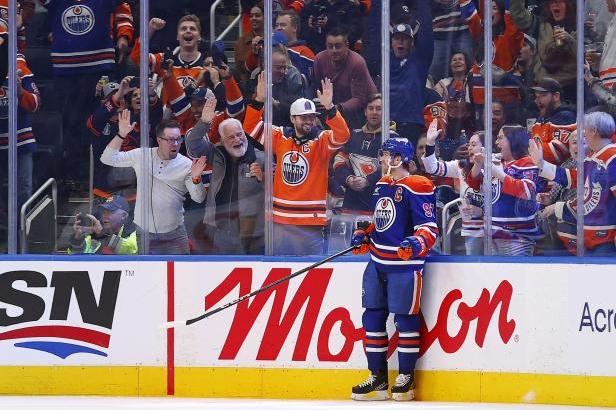 

McDavid dosáhl v NHL na metu 1000 bodů, Pastrňáķ neodvrátil výprask Bostonu

