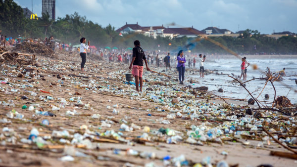 Plast na plážích je vidět zkosmu. Na nejhůře postižené odlehlé oblasti bude dohlížet družice