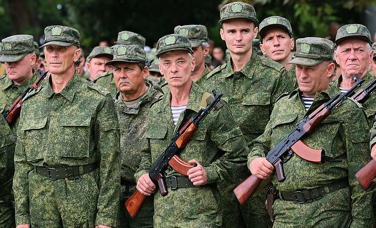 Ruští vojáci upoutaní na lůžko, na nosítkách, slepí nebo o berlích byli stejně vysláni na frontu