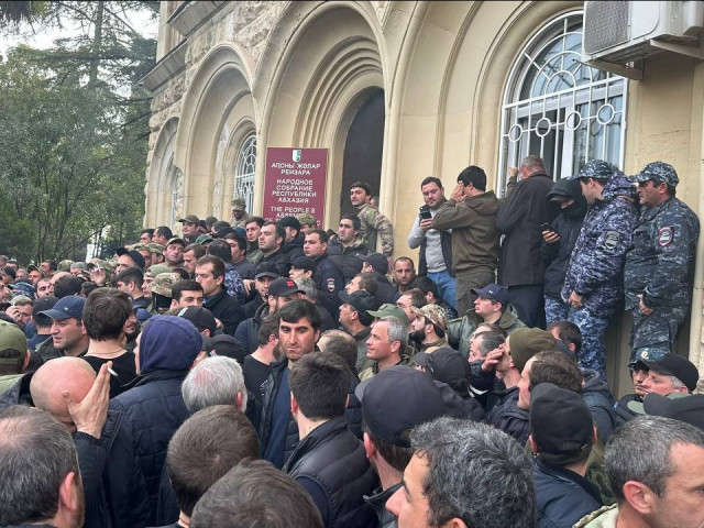 Separatistická Abcházie se bouří. Demonstranti vtrhli k prezidentovi kvůli „ruskému zákonu“