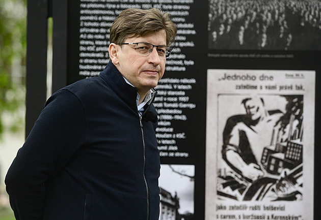 Kolem 17. listopadu zůstává dodnes spousta mýtů a konspirací, říká historik