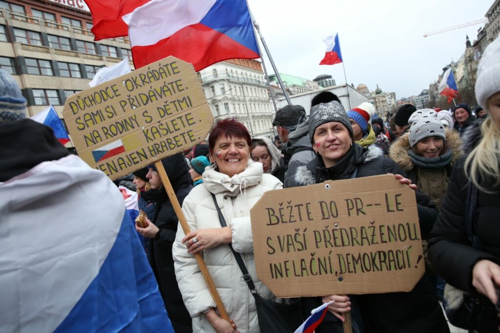 Poslanec Nový by chtěl, aby se platy politiků snížily, když moc poroste veřejný dluh. Radši do toho nevrtejme