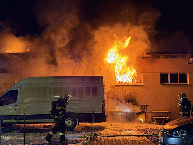 Požár obchodu se smíšeným zbožím řešili hasiči i s pomocí dronu