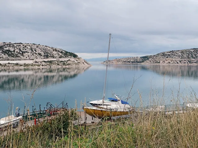 Zakutálená pivní lahev na Jadranu