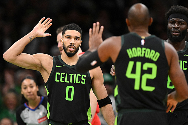 Boston v NBA přetlačil Toronto, Tatum rozhodl trojkou s klaksonem v nastavení