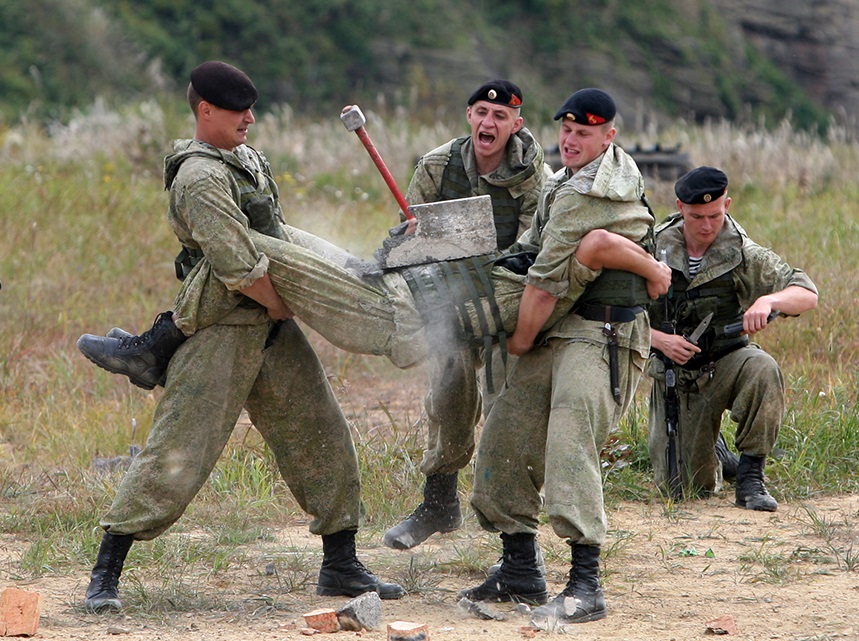 Desítky Rusů se sešly uprostřed lesa u Záporoží. Trefil je Himars