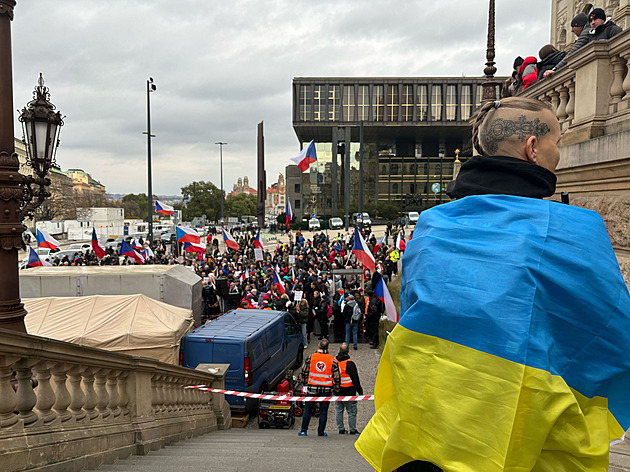 Gaza jako Osvětim, ukrajinský „hadr“ či autoritáři. Prahu sevřely protesty