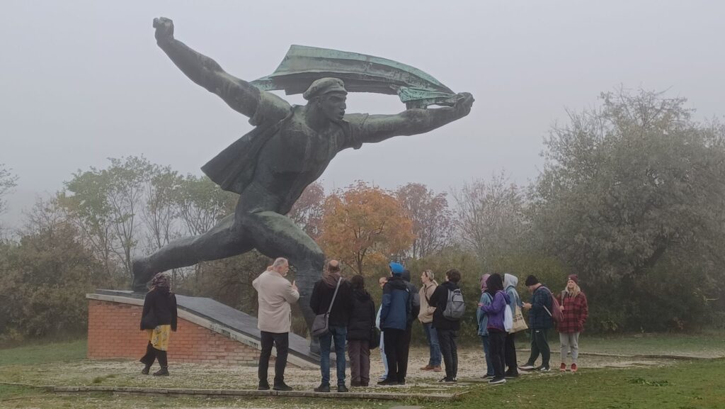 Kubistický Marx a Engels či hnědý rozkrok sovětského hrdiny. Vítejte na hřbitově soch z doby komunismu