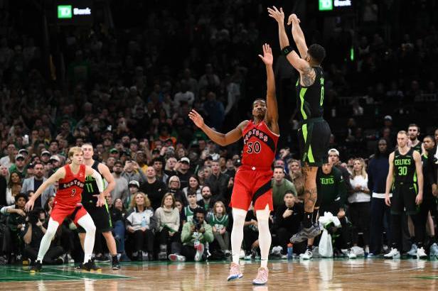 

Buzzer-beater Tatum i finišman James. Hvězdy v závěru vytasily vítězné trojky

