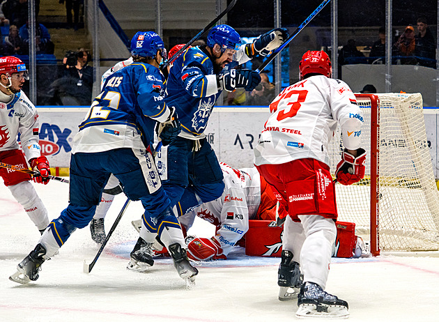 ONLINE: Třinec hostí Kladno, Vary čeká Liberec. Vrátí se Pardubice do čela?