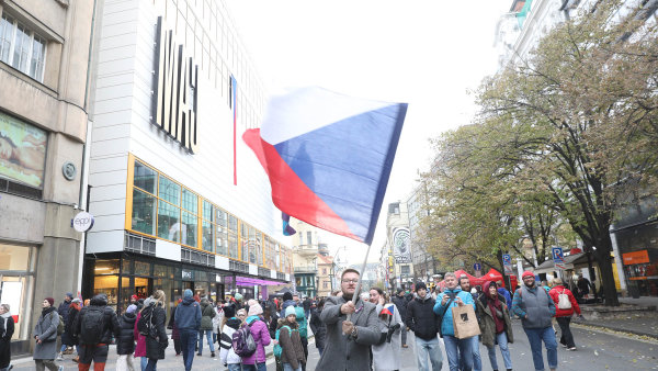 Oslavy 17. listopadu na Národní třídě očima fotografa HN – prohlédněte si fotogalerii