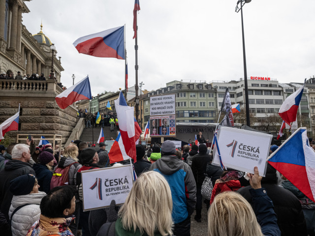 „Ponížení, oklamaní a okradení.“ Policie odklonila stovky protestujících od Národní třídy