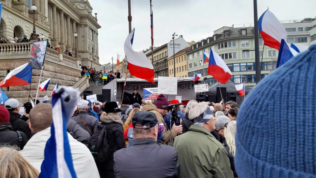 Proč je tady pořád ukrajinská vlajka? Ptal se dezinformátor Vrabel před Národním muzeem