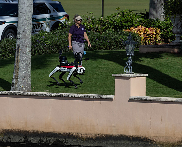 Trumpovu rezidenci Mar-a-Lago hlídá robotický pes Spot. Umí i otevírat dveře