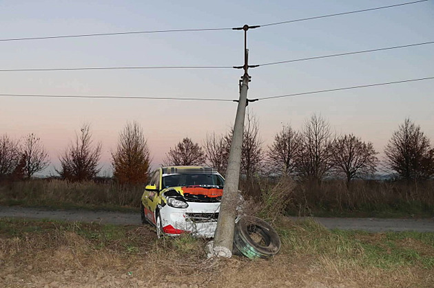 Při rallye závodník porazil sloup elektrického vedení, dvě obce byly bez proudu