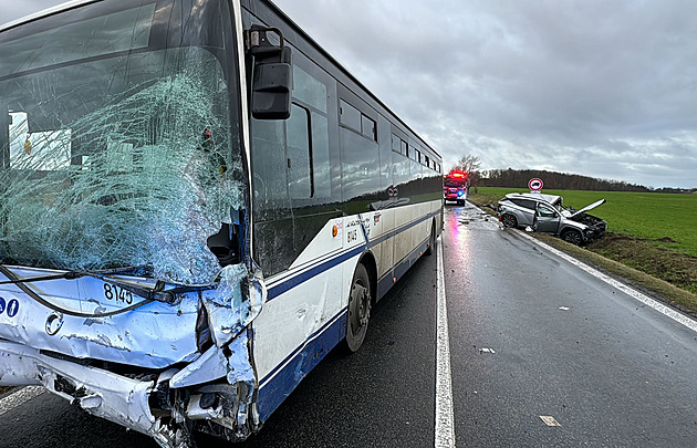 U Prahy zemřela řidička auta, které se srazilo s autobusem