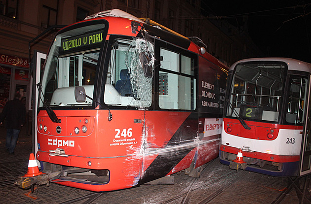 V Olomouci vykolejila tramvaj a narazila do druhé. Škoda je za milion