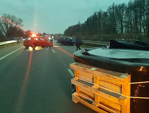 Vířivka způsobila nehodu čtyř vozidel, osobnímu autu spadla z vozíku